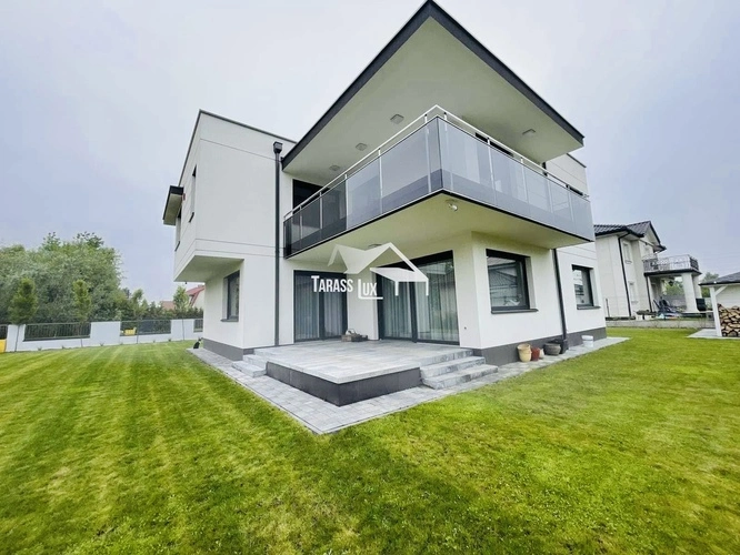 Tarasy-przeszklone-solidne.webp